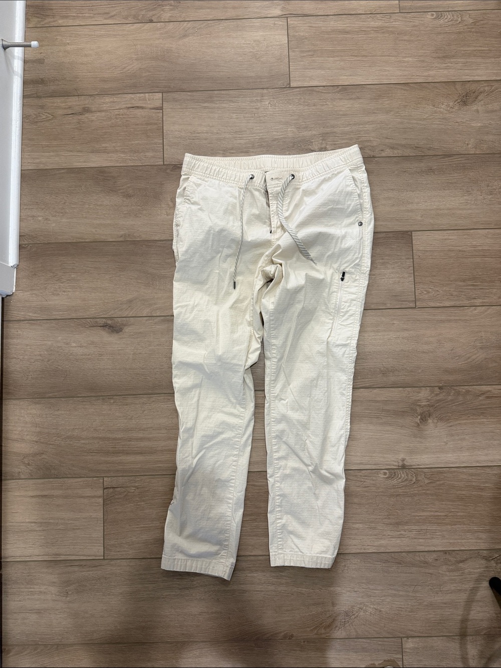 Vuori Women's Ripstop Straight-Leg Drawstring Pants in Cream